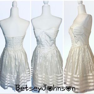 BETSEY JOHNSON - Formal/Prom Dress With Sweetheart Neckline, Zipper Back. Size 6